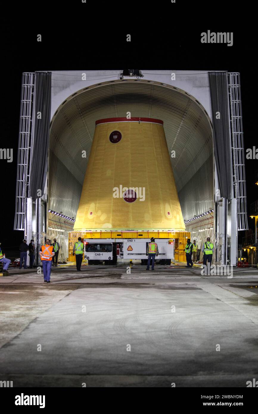 I tecnici con Exploration Ground Systems della NASA iniziano a scaricare l'adattatore per stadio del veicolo di lancio (LVSA) per il razzo Space Launch System (SLS) dell'agenzia e lo spostano al Vehicle Assembly Building (VAB) presso il Kennedy Space Center della NASA in Florida il 30 luglio 2020, per l'elaborazione. Trasportato dalla chiatta Pegasus della NASA, l'LVSA è arrivato al molo del bacino di 39 Turn del Kennedy's Launch Complex dopo essere partito dal Marshall Space Flight Center dell'agenzia a Huntsville, Alabama. L'LVSA collegherà lo stadio centrale SLS allo stadio superiore del razzo e rimarrà nel VAB fino al momento dell'impilamento Foto Stock