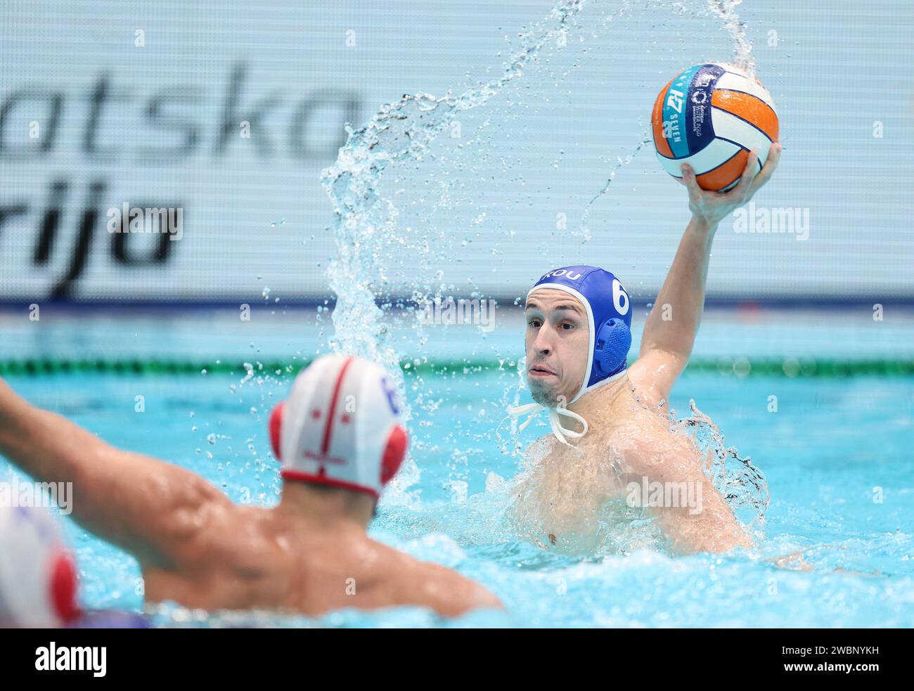 (240112) -- ZAGABRIA, 12 gennaio 2024 (Xinhua) -- Andrei Prioteasa (R) della Romania spara durante la partita finale del Campionato europeo di pallanuoto maschile 1/8 tra Georgia e Romania l'11 gennaio 2024 a Zagabria, Croazia. (Sanjin Strukic/Pixsell via Xinhua) Foto Stock