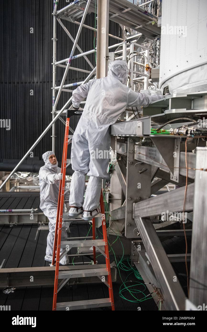Questa caratteristica mette in evidenza i membri del team di test Artemis che eseguono compiti per supportare le operazioni delle navicelle spaziali Orion e i preparativi delle missioni Luna-Marte al Plum Brook Space Environments Complex. Foto Stock