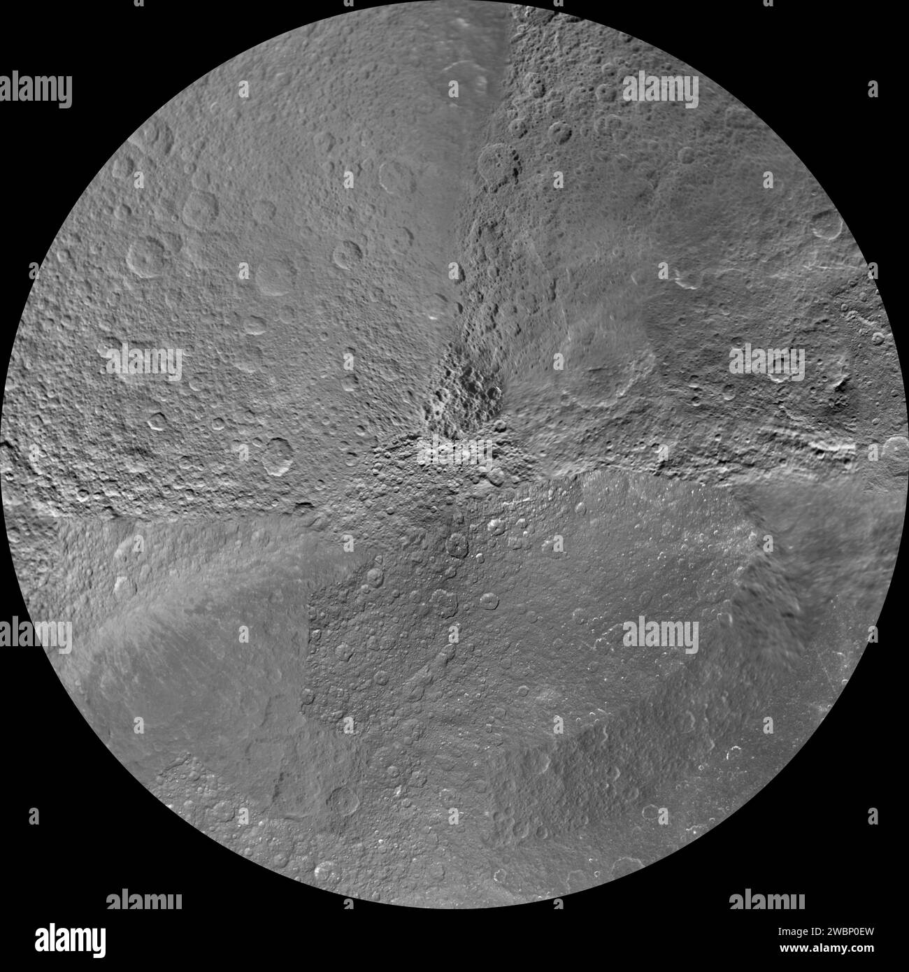 Le mappe stereografiche polari degli emisferi settentrionali e meridionali di Rhea sono mosaicate dalle immagini della NASA Cassini e Voyager. Sei immagini Voyager riempiono le lacune di copertura al polo nord della luna, fornendo una mappatura dettagliata della superficie e dati planetari per lo studio scientifico. Foto Stock
