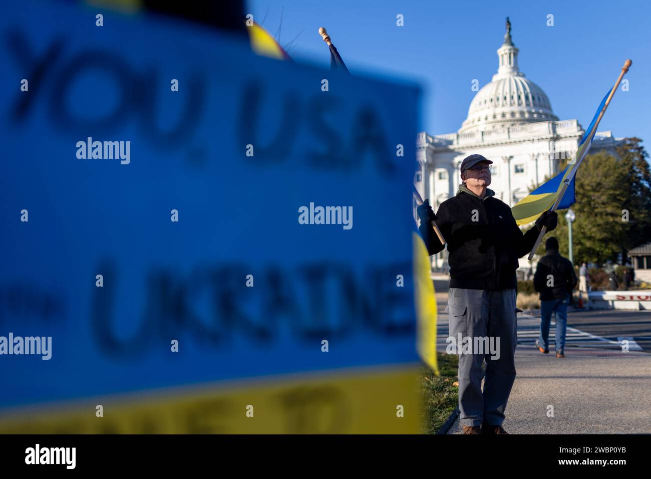 Washington, Distretto di Columbia, USA. 11 gennaio 2024. Robert Harvey, a sinistra, e Yuri Deychakiwsky, protestano nei pressi del Campidoglio degli Stati Uniti, giovedì 11 gennaio 2024 a Washington, DC a sostegno dell'Ucraina. Deychakiwsky è un membro della United Help Ukraine. (Immagine di credito: © Eric Kayne/ZUMA Press Wire) SOLO USO EDITORIALE! Non per USO commerciale! Foto Stock