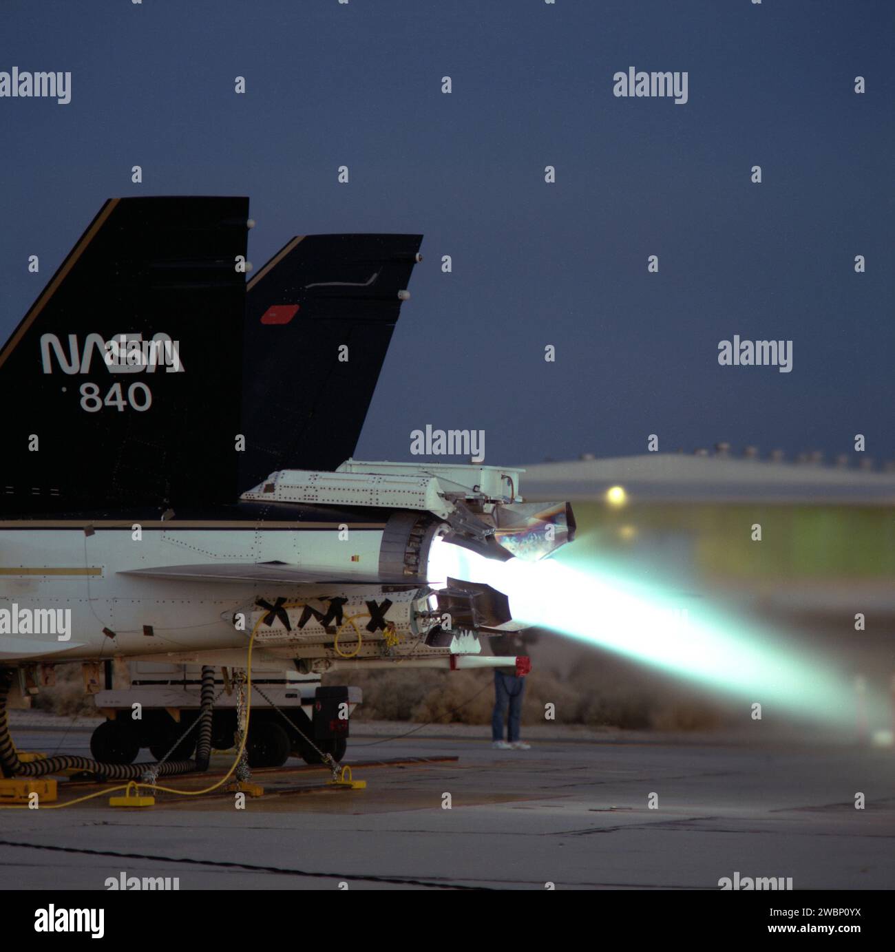 L'F/A-18 High Alpha Research Vehicle della NASA, soprannominato "Silk Purse", ha condotto un test di vettorizzazione della spinta a terra nel postbruciatore presso il Dryden Flight Research Center nel 1991 per studiare il controllo del volo ad alto angolo di attacco. Foto Stock