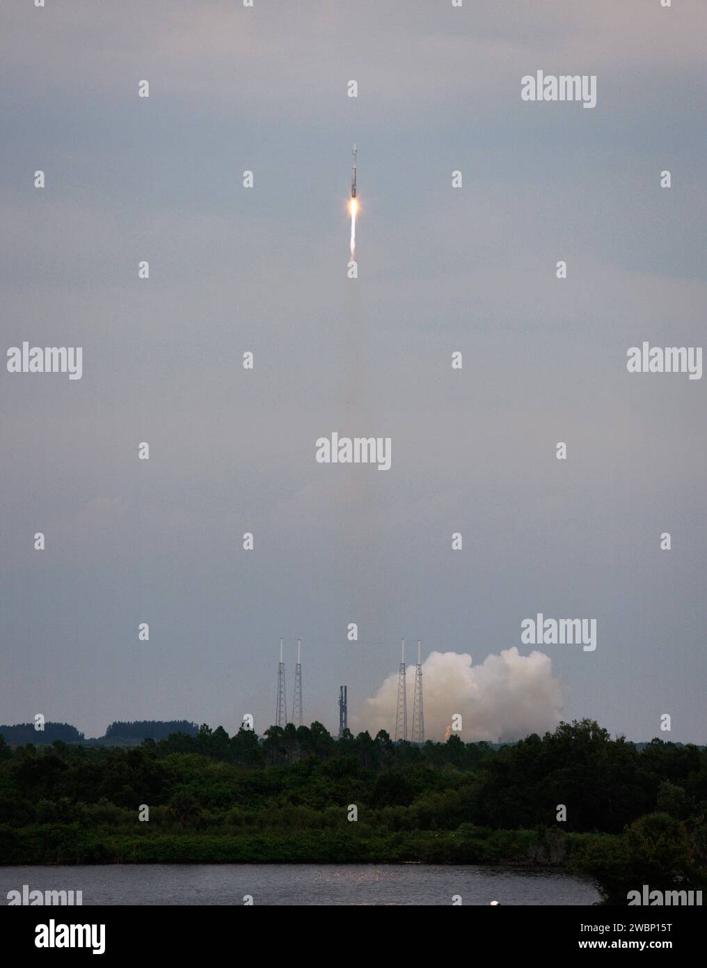 Il Lunar Reconnaissance Orbiter e il Lunar Crater Observation and Sensing satellite sono diretti verso la luna dopo un perfetto decollo giovedì 18 giugno 2009, dalla Cape Canaveral Air Force Station in Florida a bordo di un razzo Atlas V. Foto Stock