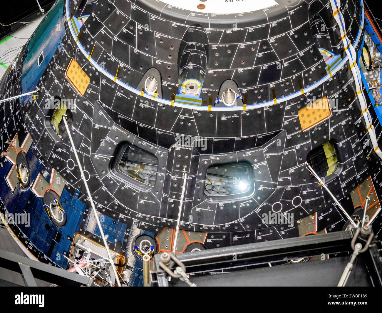 Il modulo Orion Crew per Artemis i è stato esposto ai massimi livelli acustici durante il Direct Field Acoustics test il 2 maggio 2019. I dati sulla risposta del veicolo spaziale sono stati raccolti con microfoni, estensimetri e accelerometri. Il livello massimo di decibel registrato era -12 dB. Foto Stock