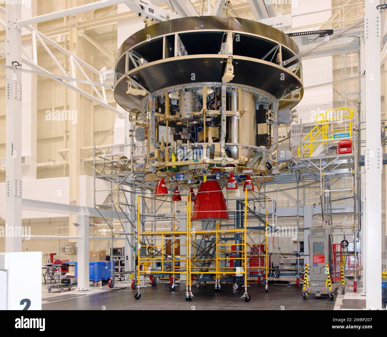 L'articolo di prova strutturale dell'European Service Module per Orion è arrivato alla NASA il 12 gennaio 2016 ed è stato collocato su un ponteggio per accoppiarsi con l'adattatore Crew Module per i test alla Plum Brook Station, Ohio. Foto Stock