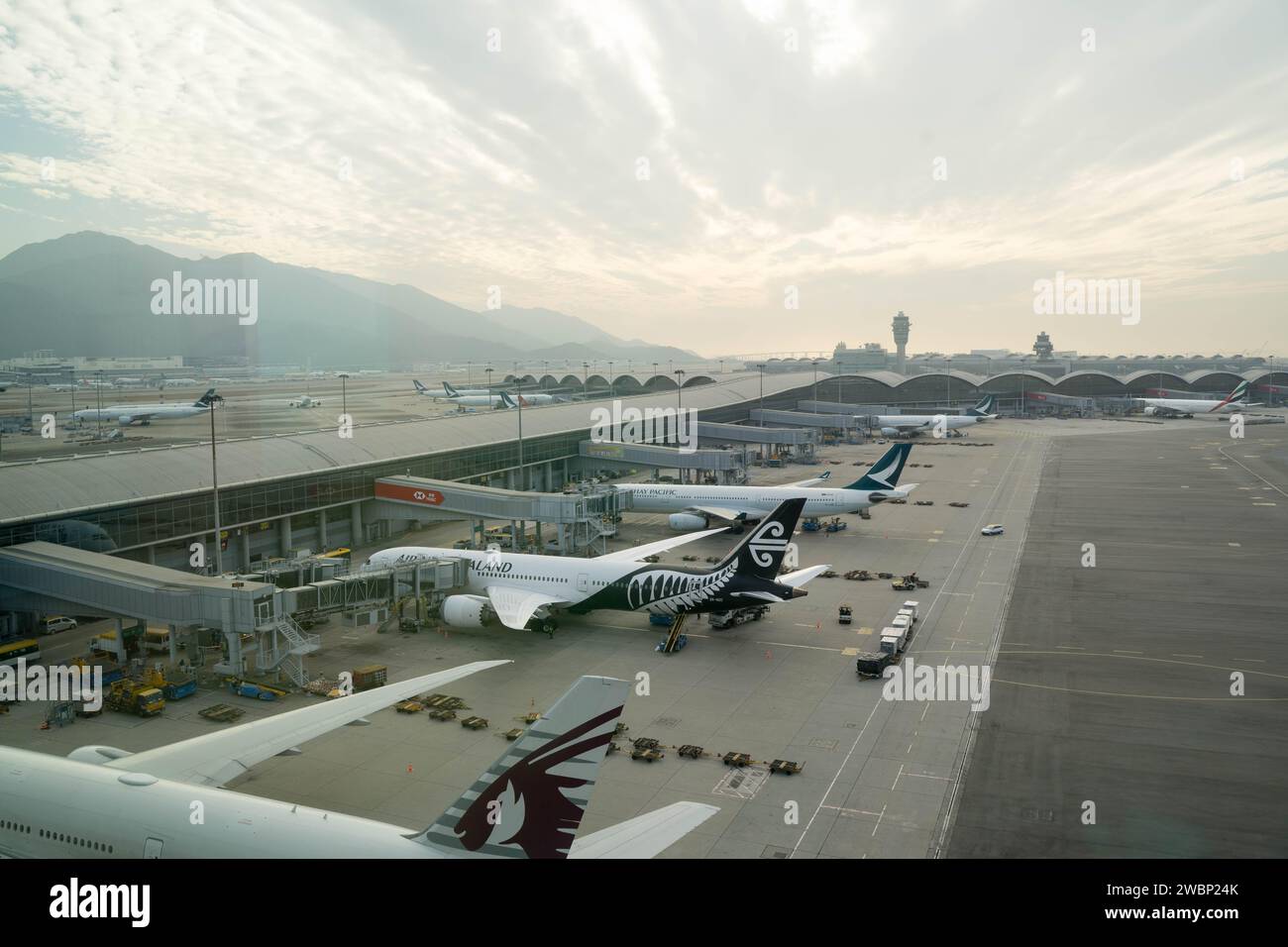 Vista al tramonto degli aerei sul lato dell'aereo all'aeroporto internazionale di Hong Kong in Cina Foto Stock