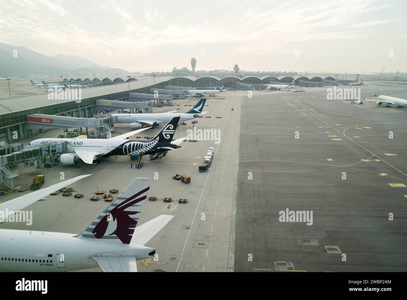 Vista al tramonto degli aerei sul lato dell'aereo all'aeroporto internazionale di Hong Kong in Cina Foto Stock