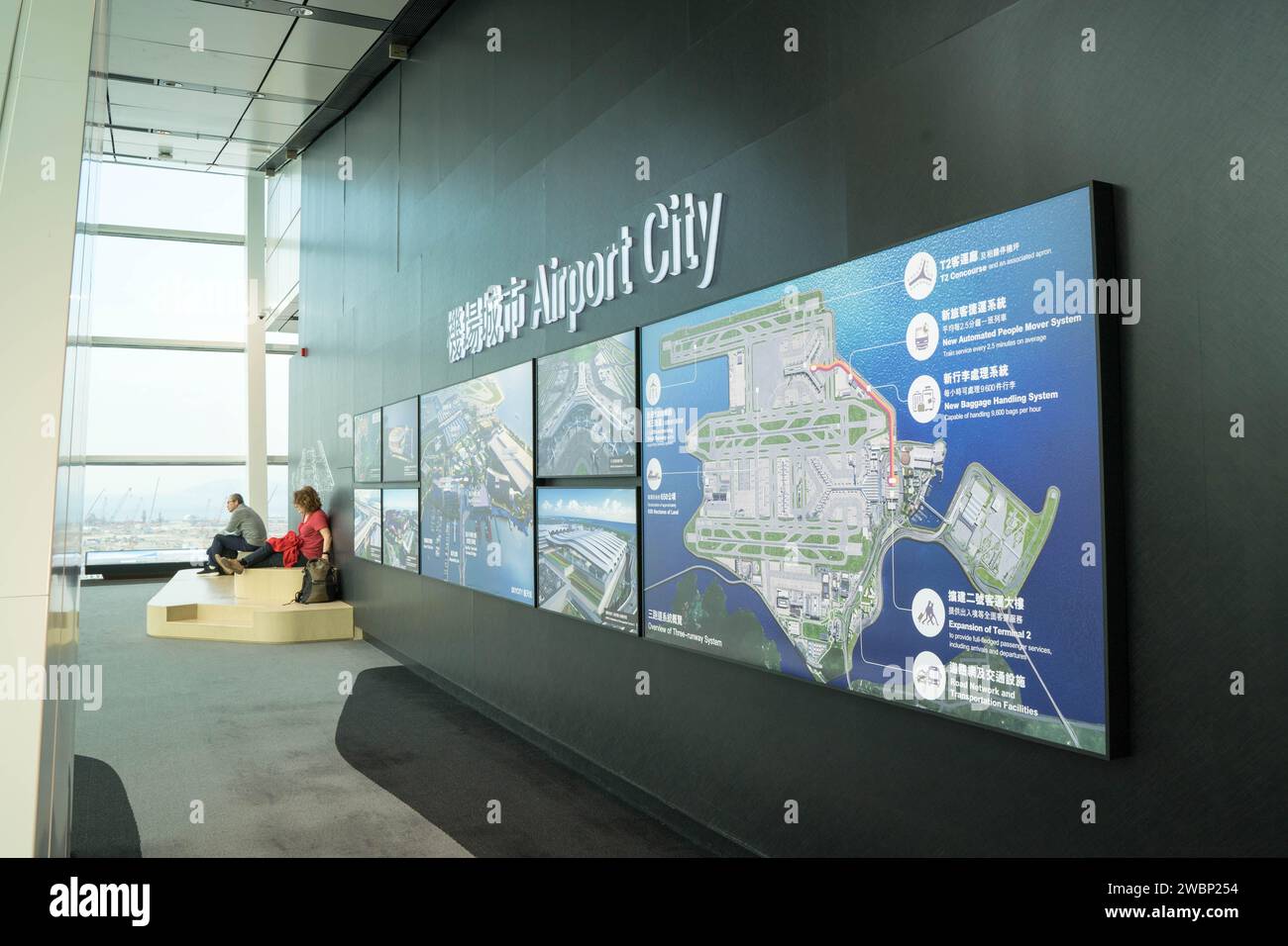 I passeggeri riposano alla fiera Airpor City all'aeroporto internazionale di Hong Kong in Cina Foto Stock