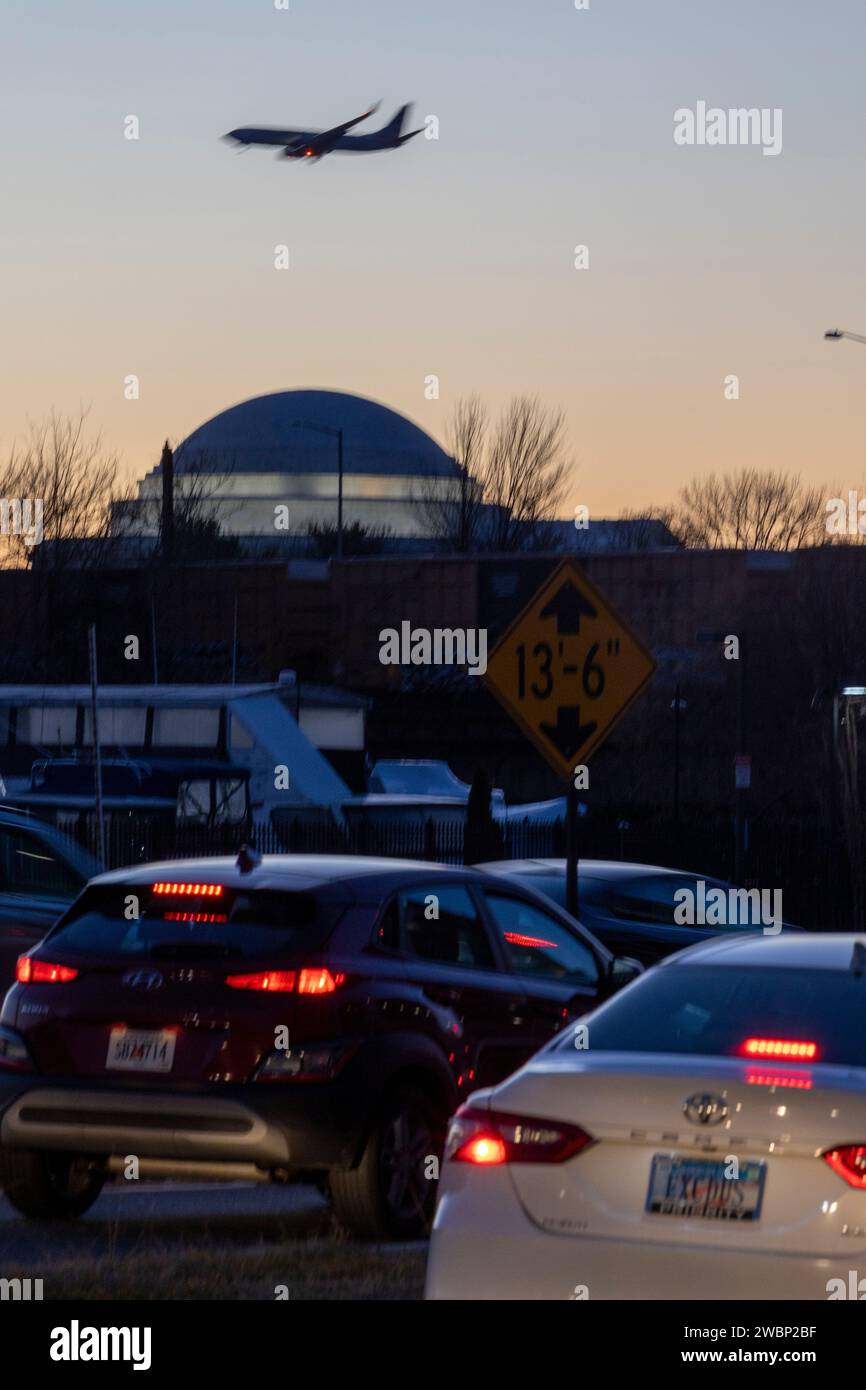 Washington, Distretto di Columbia, USA. 11 gennaio 2024. Il traffico è vicino a Maine Ave SW e 12th St SW with the Jefferson Memorial in the background giovedì 11 gennaio 2024 a Washington, DC (Credit Image: © Eric Kayne/ZUMA Press Wire) SOLO USO EDITORIALE! Non per USO commerciale! Foto Stock