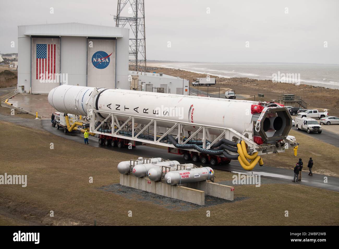 Un razzo Northrop Grumman Antares viene lanciato sul Pad-0A, mercoledì 5 febbraio 2020, presso la Wallops Flight Facility della NASA in Virginia. La tredicesima missione di rifornimento di carichi stipulata da Northrop Grumman con la NASA alla stazione spaziale Internazionale consegnerà più di 7.500 chili di scienza e ricerca, forniture per l'equipaggio e hardware per veicoli al laboratorio orbitale e al suo equipaggio. La navicella spaziale CRS-13 Cygnus prende il nome dal primo astronauta afroamericano, il maggiore Robert Henry Lawrence Jr. Ed è prevista per il lancio alle 17:39 EST domenica 9 febbraio. Foto Stock