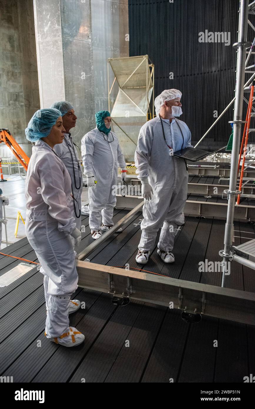 I membri del team di test di Artemis, tra cui Lawrence Maggie, Lorenn Vega Martinez e Timothy Joca, eseguono compiti di supporto alla navicella spaziale Orion e alle operazioni di missione Luna-Marte al Plum Brook Space Environments Complex. Foto Stock