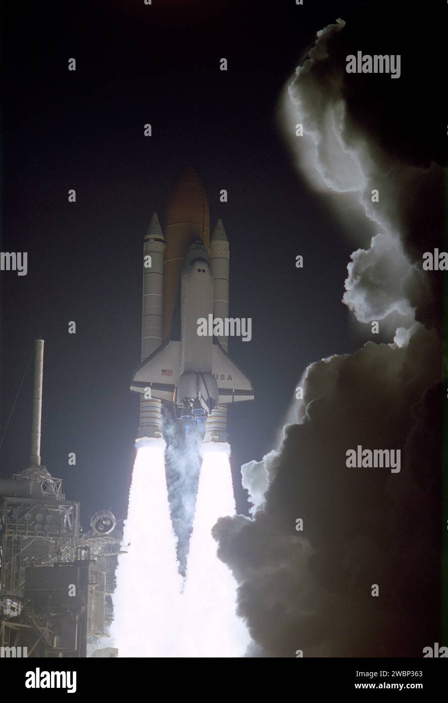 STS93-S-009 (23 luglio 1999) --- lo Space Shuttle Columbia decolla dalla piattaforma di lancio 39B per iniziare la missione STS-93 di cinque giorni. Dopo due tentativi falliti all'inizio della settimana, il decollo avvenne alle 12:31 (EDT) del 23 luglio 1999. Solo poche ore dopo che questa foto è stata scattata, l'equipaggio di cinque membri ha rilasciato l'Osservatorio Chandra X-Ray in orbita. A bordo c'erano gli astronauti Eileen M. Collins, comandante della prima donna della missione Shuttle; Jeffrey S. Ashby, pilota; e Steven A. Hawley, Catherine G. Coleman e Michel Tognini, tutti specialisti della missione. Tognini rappresenta il Centro Nazionale d'Etudes spaziale Foto Stock