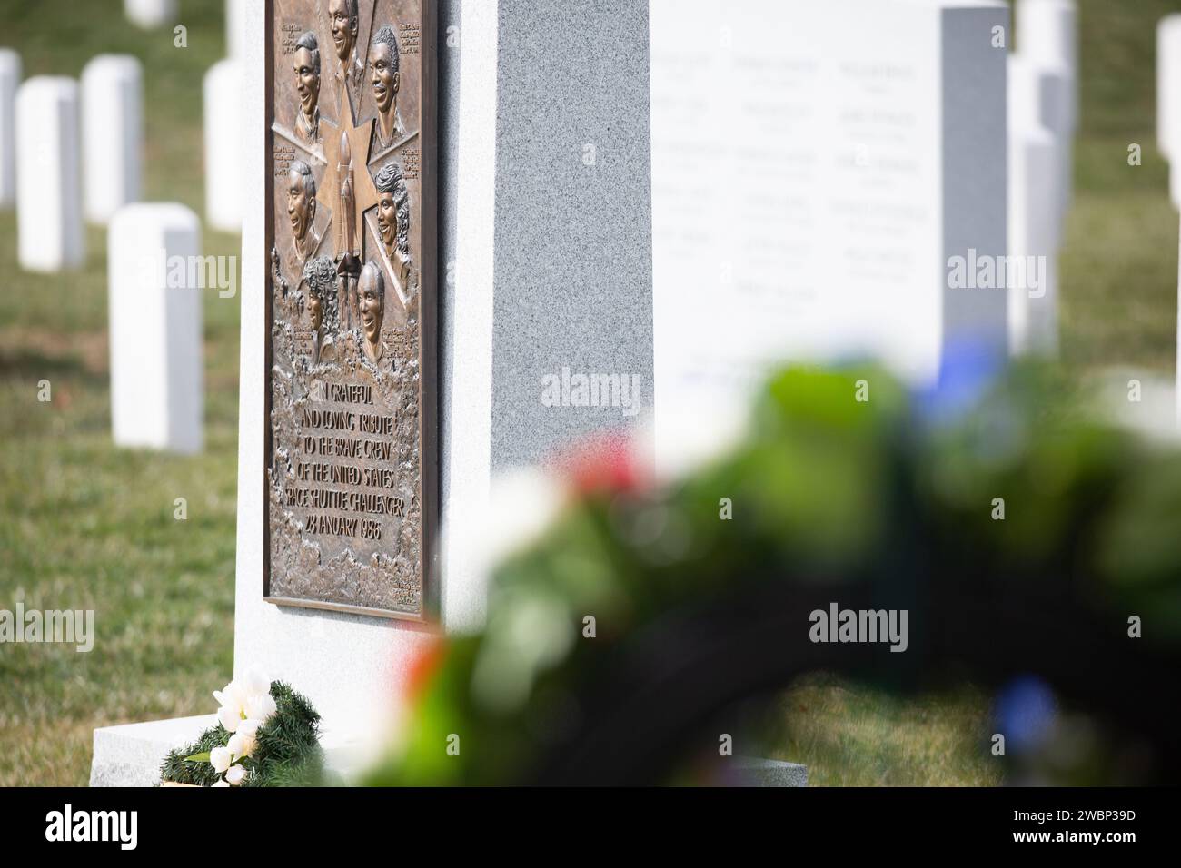 Lo Space Shuttle Challenger Memorial presso l'Arlington National Cemetery è stato esposto prima di una cerimonia di posa delle ghirlande durante il Day of Remembrance della NASA per onorare gli astronauti morti nell'esplorazione spaziale. Foto Stock