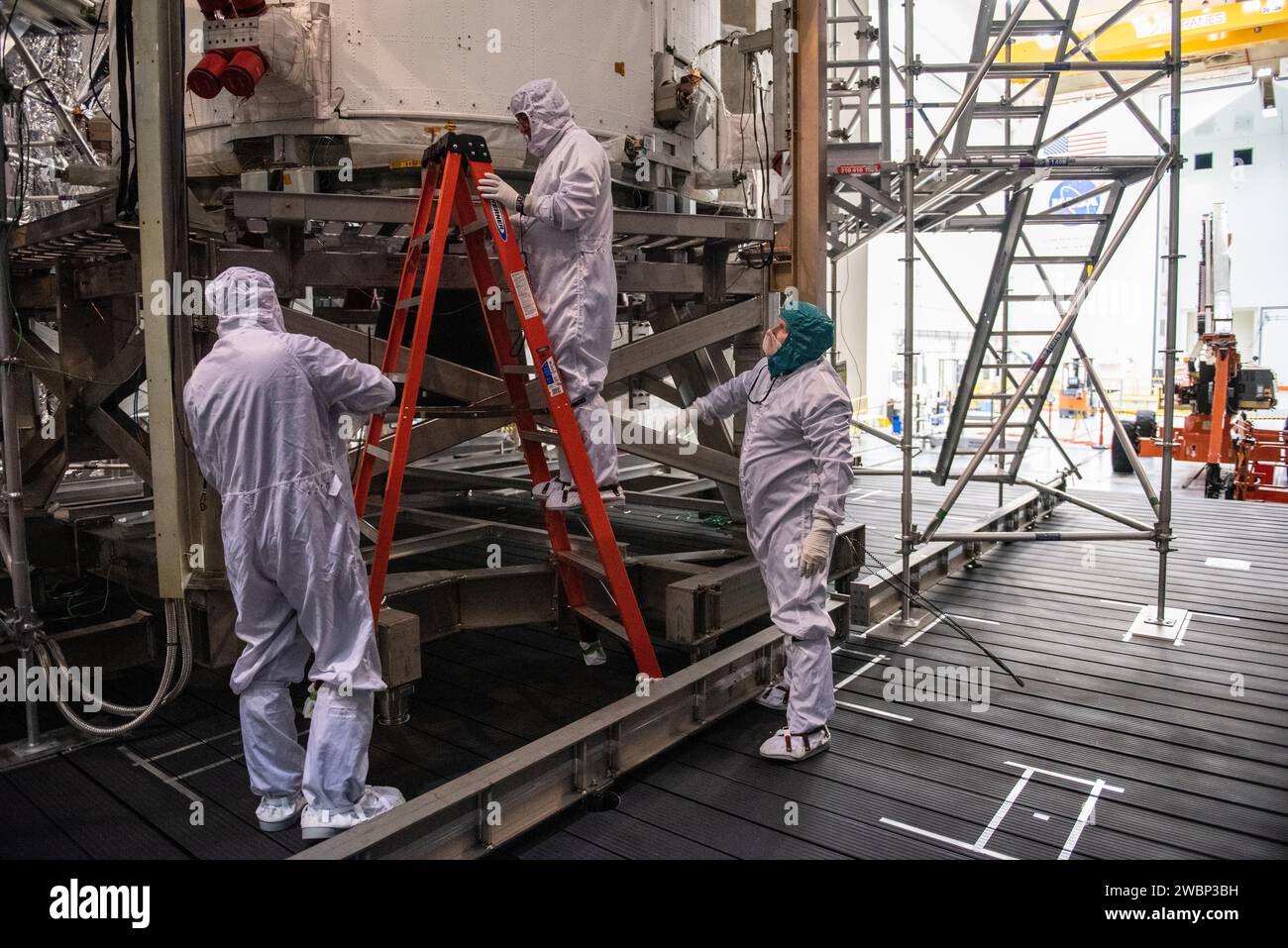 Questa caratteristica mostra i dipendenti del programma Artemis al lavoro, compresi i membri del team di test e il personale di supporto coinvolti nella missione Orion e nella preparazione della missione Luna-Marte al Plum Brook's Space Environments Complex. Foto Stock