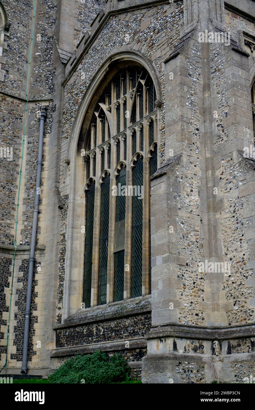 Una grande finestra nella chiesa parrocchiale di Santa Maria Vergine a Saffron Walden Foto Stock
