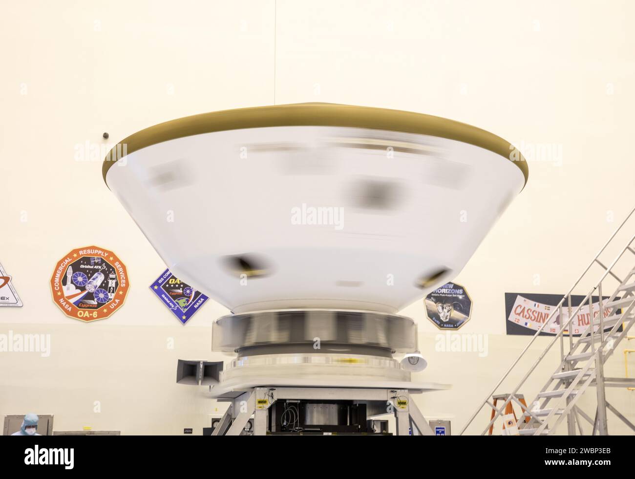 I test per misurare il centro di gravità e i momenti di inerzia per l'aeroshell Mars 2020 rover vengono eseguiti sul tavolo di rotazione all'interno della Payload Hazardous Servicing Facility del Kennedy Space Center il 15 gennaio 2020. Il Mars 2020 rover porterà sette diversi strumenti scientifici, atterrando sul pianeta Rosso il 18 febbraio 2021. È previsto il lancio a bordo di un razzo United Launch Alliance Atlas V 541, procurato dal Launch Services Program della NASA, nell'estate del 2020. Foto Stock