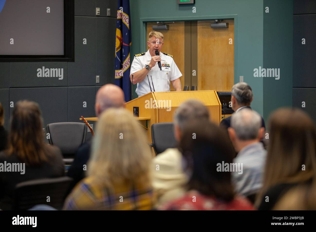 Il capitano Ben Shupp, ufficiale comandante della Naval Ordnance test Unit, si rivolge alla folla durante una speciale esibizione della United States Naval Academy Glee Club presso lo spazioporto della Florida il 10 marzo 2020. Come parte della celebrazione, il direttore di Kennedy Bob Cabana ha discusso i profondi legami storici tra la NASA e la Marina degli Stati Uniti. L'acclamato Glee Club ha raggiunto la notorietà come uno dei principali gruppi corali americani, esibendosi in tutta la nazione ogni anno. Foto Stock