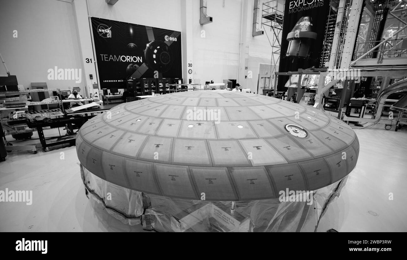 All'interno del Neil Armstrong Building del Kennedy Space Center, il legame AVCOAT sullo scudo termico Artemis II è stato completato il 2 luglio 2020, preparando Orion per lo spazio profondo e il rientro. Foto Stock