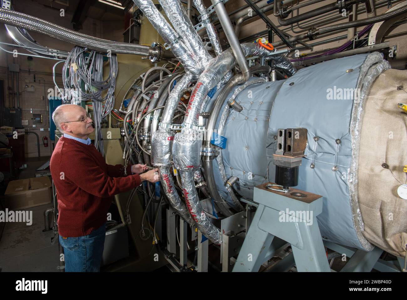 L'impianto a turbina a stelo singolo viene utilizzato per testare e analizzare le prestazioni della turbina, il flusso d'aria e la dinamica di propulsione in un ambiente controllato per le applicazioni di ingegneria aerospaziale. Foto Stock