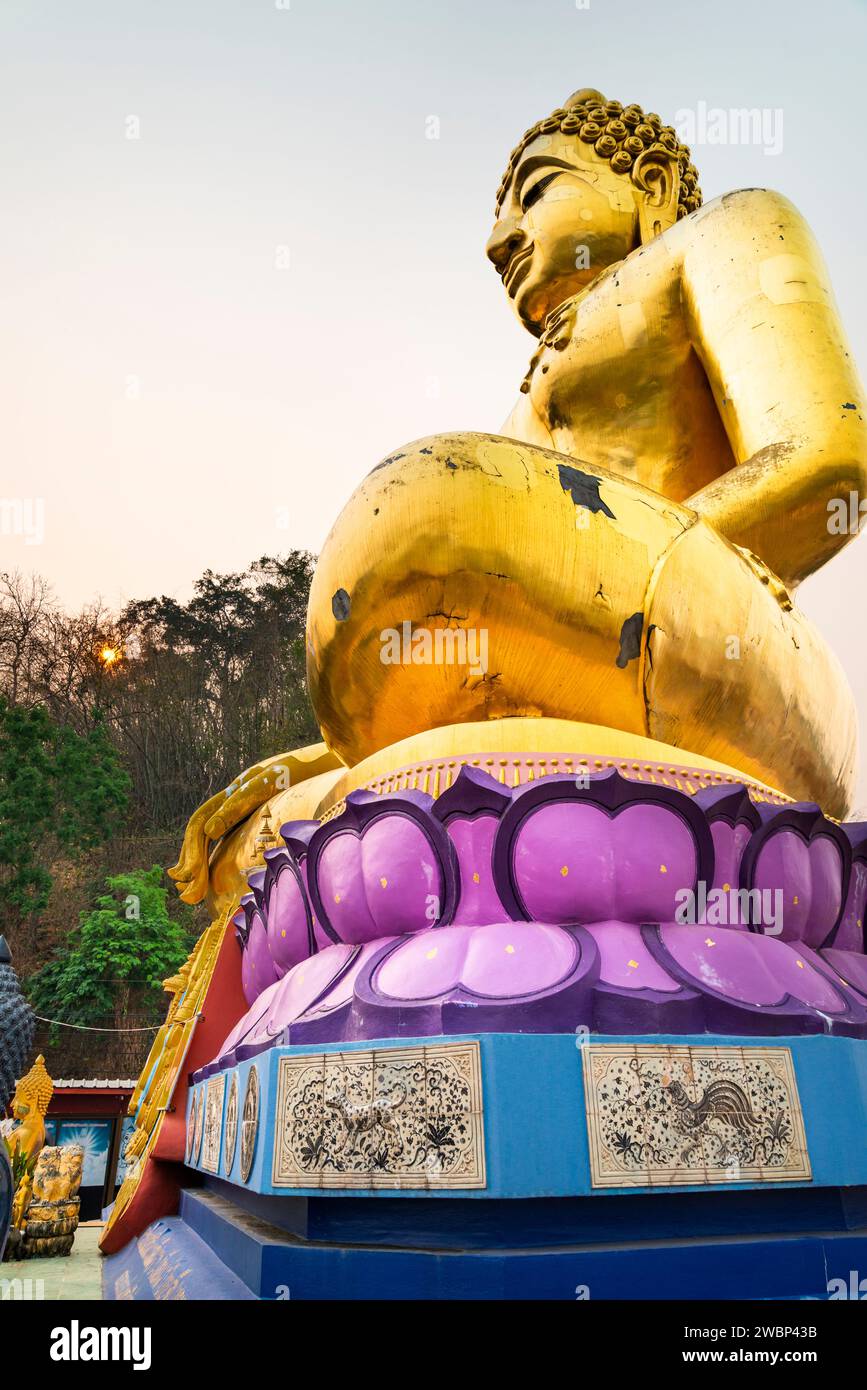 Un popolare antico santuario buddista religioso e un'attrazione turistica presso il punto d'incontro tra i confini di Thailandia, Myanmar e Laos e la confluenza del Foto Stock