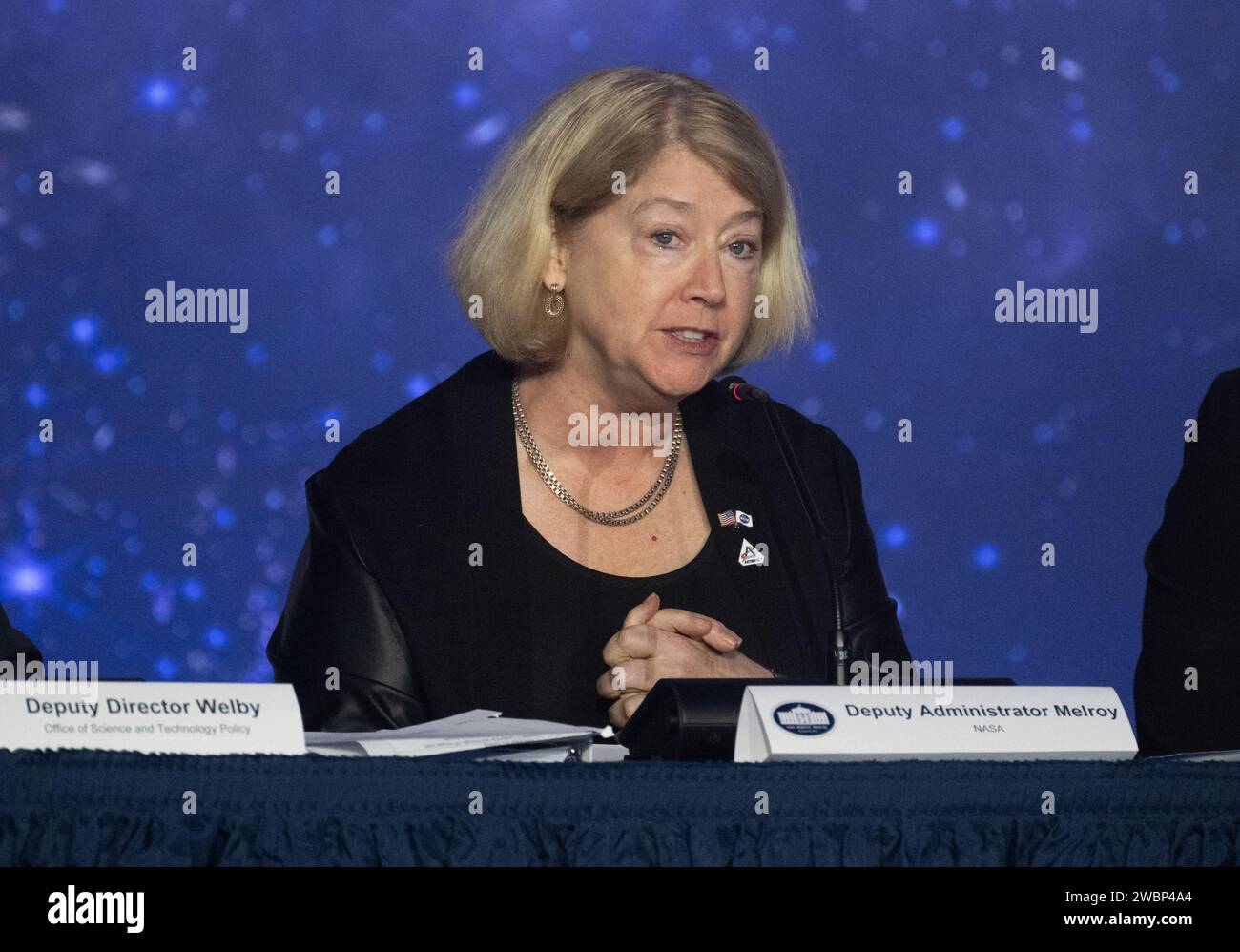 Il vice amministratore della NASA Pam Melroy parla alla terza riunione del Consiglio spaziale Nazionale il 20 dicembre 2023, presso l'Andrew W. Mellon Auditorium di Washington, discutendo della politica e della strategia spaziale degli Stati Uniti. Foto Stock