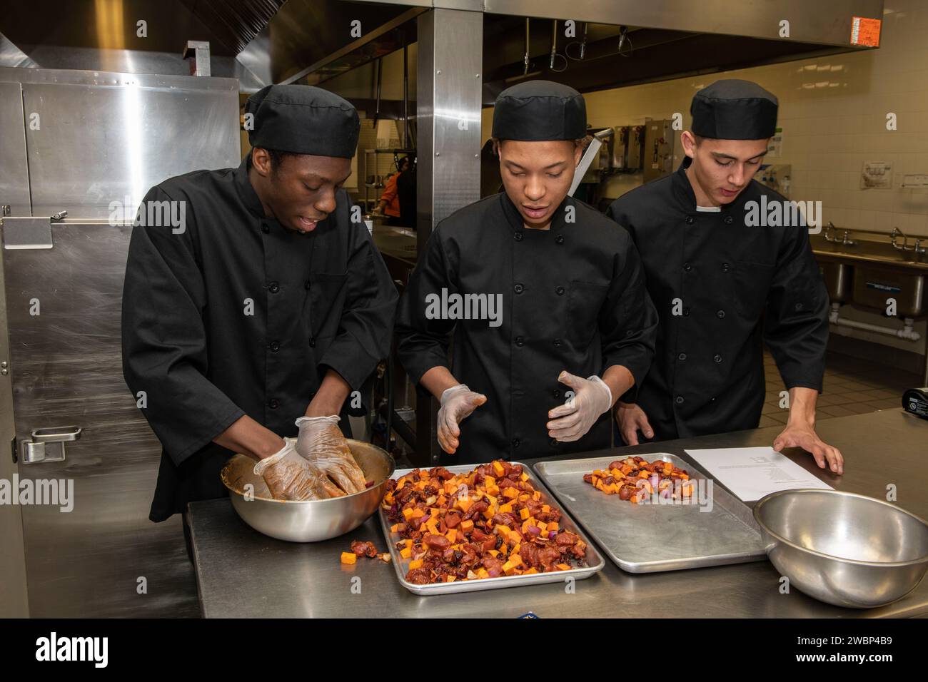 Gli studenti del programma HUNCH hanno partecipato a un concorso NASA presso lo U.S. Space and Rocket Center per progettare pasti da astronauta. Vi hanno preso parte sei squadre provenienti dal Nord Alabama e dalla Georgia e la squadra vincente si sposterà per competere al Johnson Space Flight Center. Foto Stock