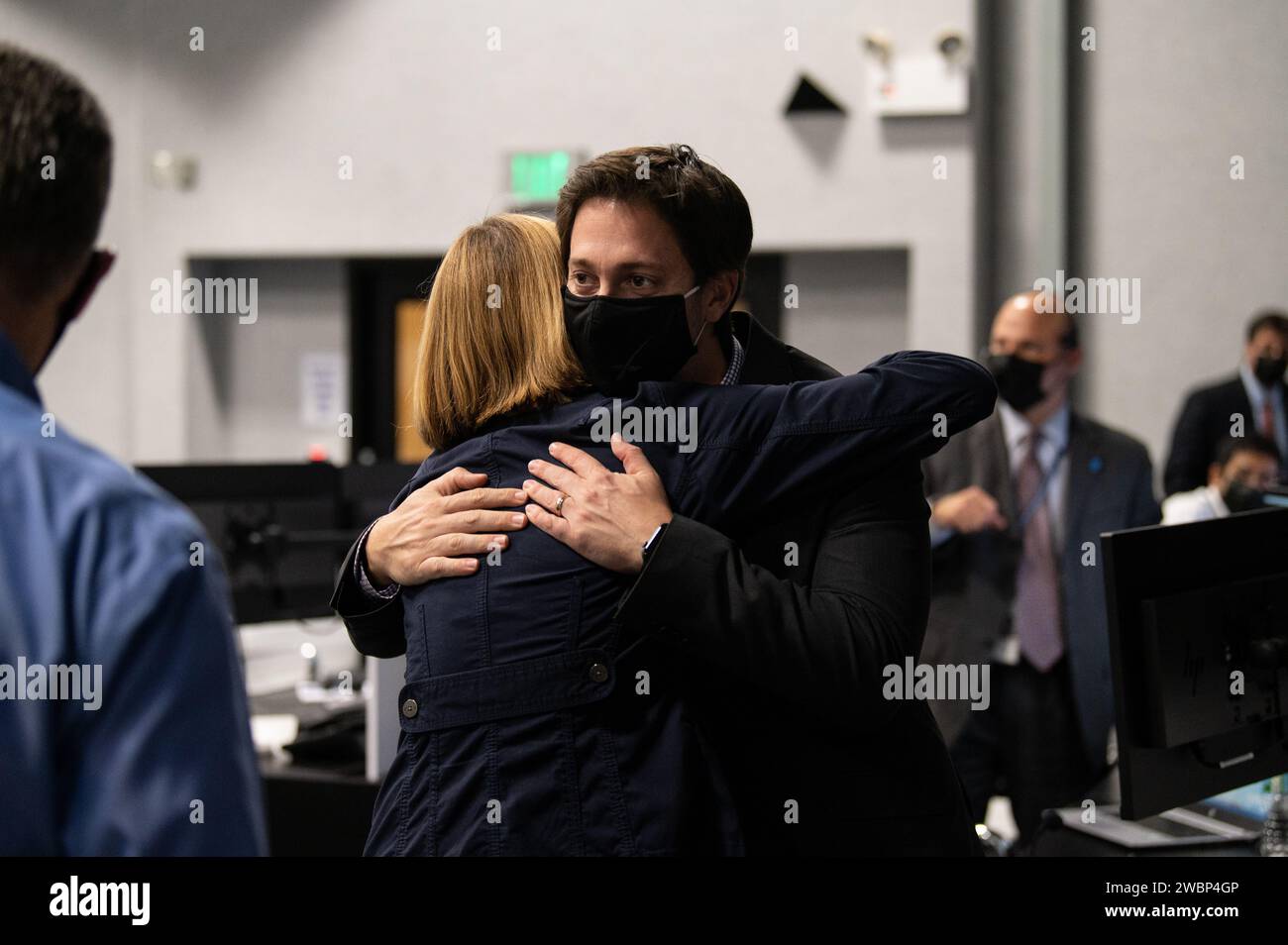 Kathy Lueders, ufficiale della NASA, si è congratulato con il team SpaceX dopo il lancio del Falcon 9 Crew Dragon per la missione Crew-1 il 15 novembre 2020, con gli astronauti Hopkins, Glover, Walker, e l'astronauta JAXA, Noguchi, diretto alla ISS. Foto Stock