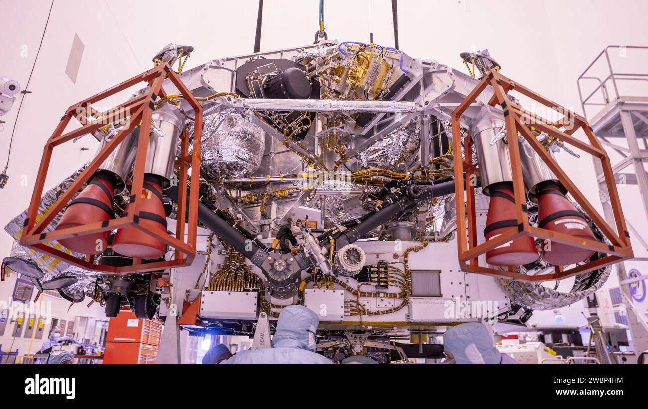 Il Mars Perseverance rover è collegato al suo stadio di discesa alimentato da razzi all'interno del Payload Hazardous Servicing Facility presso il Kennedy Space Center della NASA in Florida il 23 aprile 2020. Il rover e la fase di discesa sono i primi componenti della navicella spaziale a riunirsi per il lancio, e saranno gli ultimi a separarsi quando la navicella spaziale raggiungerà Marte. A circa 65 metri sopra la superficie marziana, i bulloni di separazione spareranno e la fase di discesa abbasserà la perseveranza sul pianeta Rosso. Il lancio, a bordo di un razzo United Launch Alliance Atlas V 541, viene preso di mira tra il 17 luglio e il 5 agosto da Cape CAN Foto Stock
