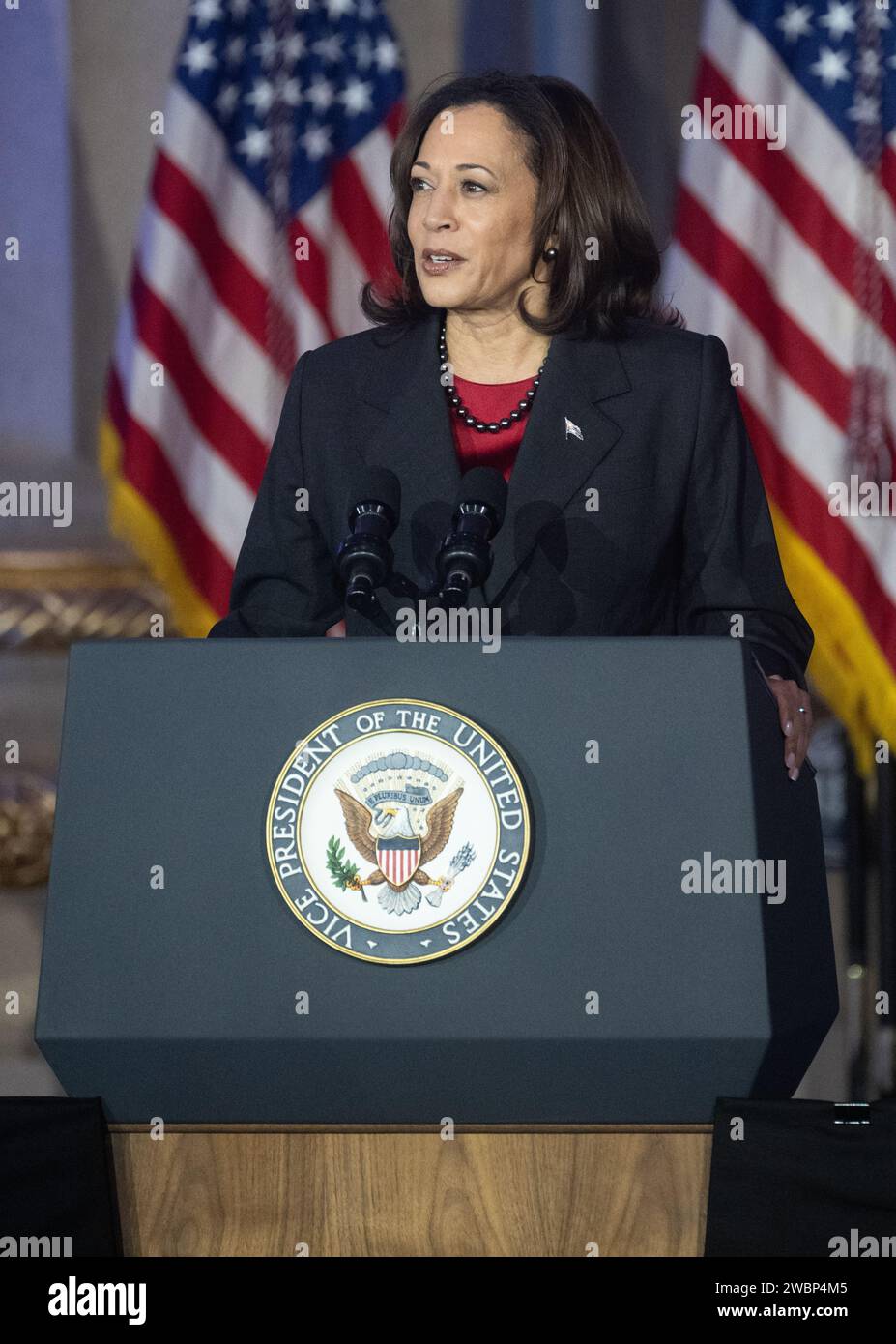 Il vicepresidente Kamala Harris pronuncia le sue osservazioni alla riunione del National Space Council il 20 dicembre 2023, all'Andrew W. Mellon Auditorium di Washington. Il consiglio consiglia il presidente sulla politica spaziale nazionale e sulla strategia spaziale degli Stati Uniti. Foto Stock