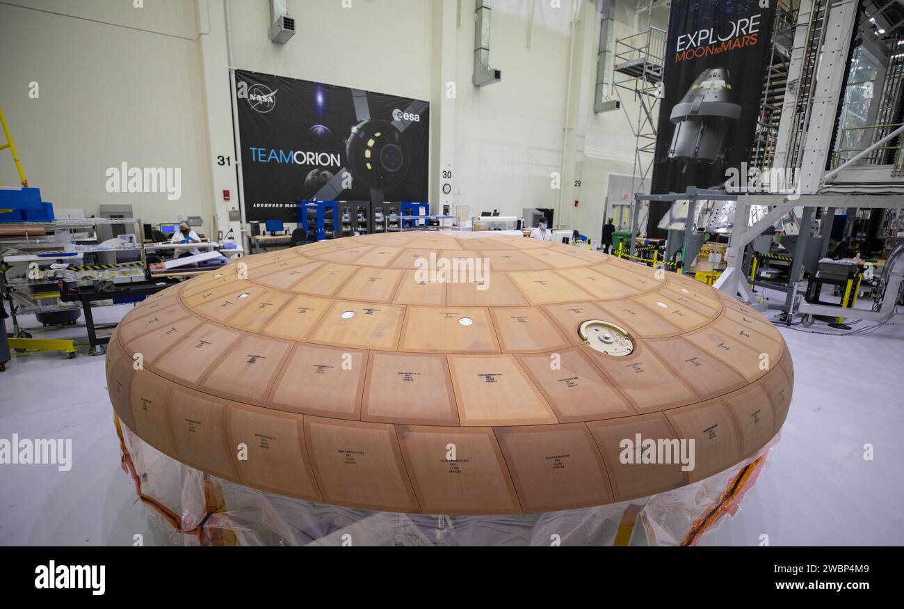 Il legame di blocco AVCOAT sullo scudo termico Artemis II è stato completato all'interno del Neil Armstrong Operations and Checkout Building al Kennedy Space Center il 2 luglio 2020, preparando Orion per il rientro e le missioni nello spazio profondo. Foto Stock