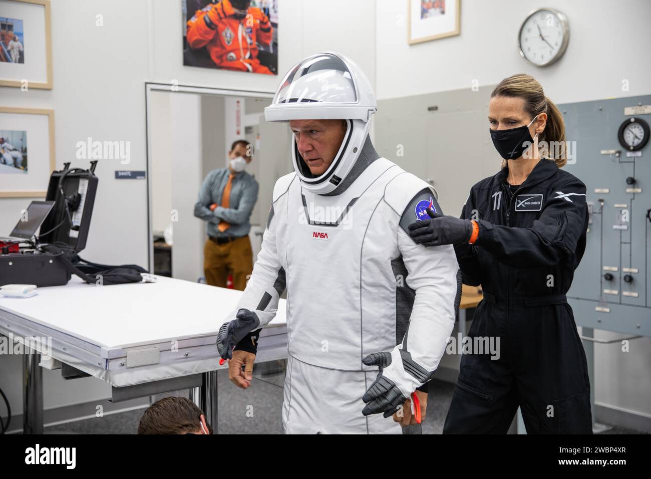 L'astronauta della NASA Douglas Hurley indossò la sua tuta spaziale al Neil A. Armstrong Operations and Checkout Building in Florida il 30 maggio 2020, prima del lancio dello SpaceX Demo-2 con Robert Behnken, il primo astronauta a raggiungere la ISS dal suolo statunitense dal 2011. Il razzo Falcon 9 e la navicella Crew Dragon sono decollati alle 15:22 del pomeriggio EDT dal Launch Complex 39A come parte del test di volo finale del Commercial Crew Program della NASA. Foto Stock