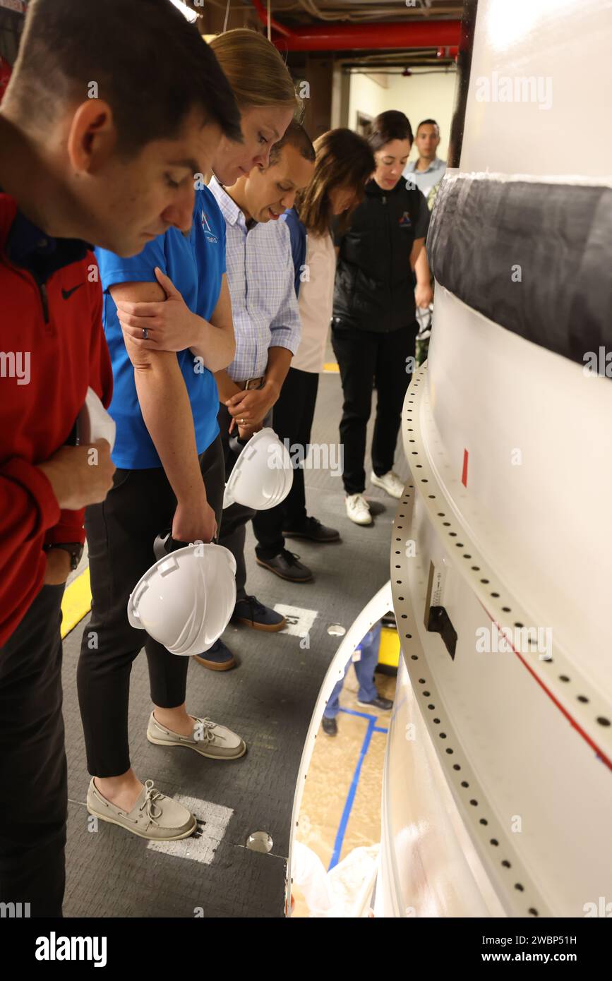 I 2021 candidati astronauti della NASA osservarono un segmento di booster Artemis II presso la Rotation, Processing, and Surge Facility durante un tour del Kennedy Space Center in Florida il 17 ottobre 2023. Foto Stock