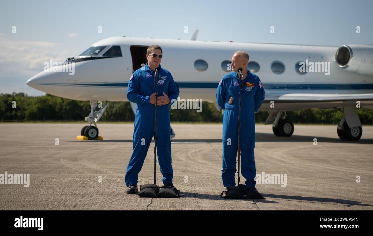 Gli astronauti della NASA Robert Behnken, a sinistra, e Douglas Hurley parlano ai membri dei media dopo essere arrivati al Launch and Landing Facility presso il Kennedy Space Center della NASA prima della missione Demo-2 di SpaceX, mercoledì 20 maggio 2020, in Florida. La missione SpaceX Demo-2 della NASA è il primo lancio con gli astronauti della navicella spaziale SpaceX Crew Dragon e il razzo Falcon 9 alla Stazione spaziale Internazionale come parte del Commercial Crew Program dell'agenzia. Il test di volo servirà come dimostrazione end-to-end del sistema di trasporto degli equipaggi di SpaceX. Behnken e Hurley sono in programma per il lancio alle 16:33 e Foto Stock