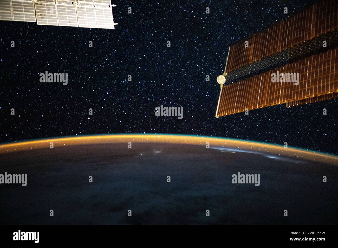Una fotografia a lunga esposizione scattata dalla stazione spaziale Internazionale il 24 luglio 2020 mostra la via Lattea sopra l'orizzonte terrestre con un bagliore atmosferico durante la notte orbitale. Foto Stock