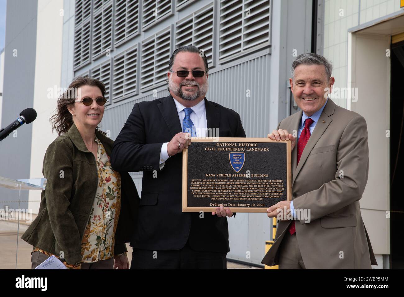 Il direttore del Kennedy Space Center Bob Cabana ha accettato il premio National Historic Civil Engineering Landmark per il Vehicle Assembly Building il 10 gennaio 2020. Il VAB da 129 milioni di piedi cubi, originariamente per Saturn V/Apollo, è stato successivamente adattato per il programma Space Shuttle. Foto Stock