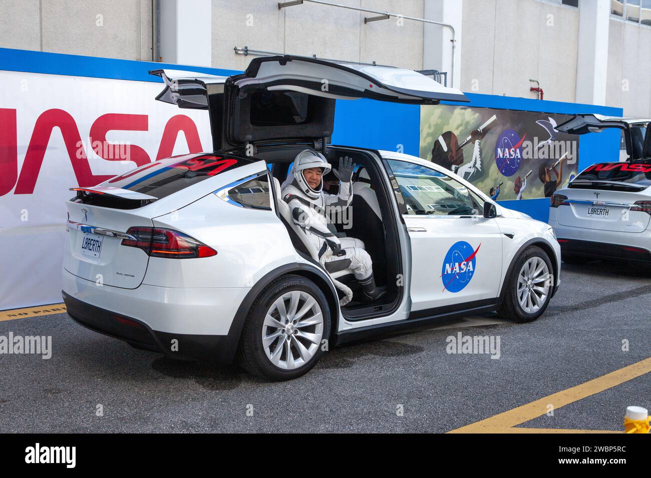 Gli astronauti della NASA SpaceX Crew-1 Michael Hopkins, Victor Glover, Shannon Walker e Soichi Noguchi salirono a bordo dei veicoli Tesla al Kennedy Space Center il 15 novembre 2020, per viaggiare al Launch Complex 39A per il lancio Crew Dragon Resilience alla ISS. Foto Stock