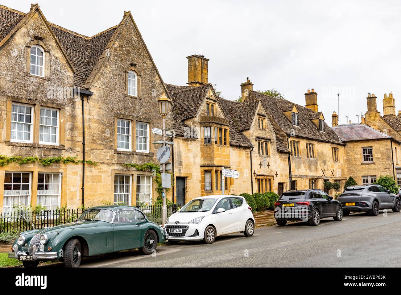 Auto sportiva Jaguar XK classica parcheggiata all'esterno di una proprietà in pietra del cotswold nella città mercato di Chipping Campden, Inghilterra, Regno Unito, 2023 Foto Stock