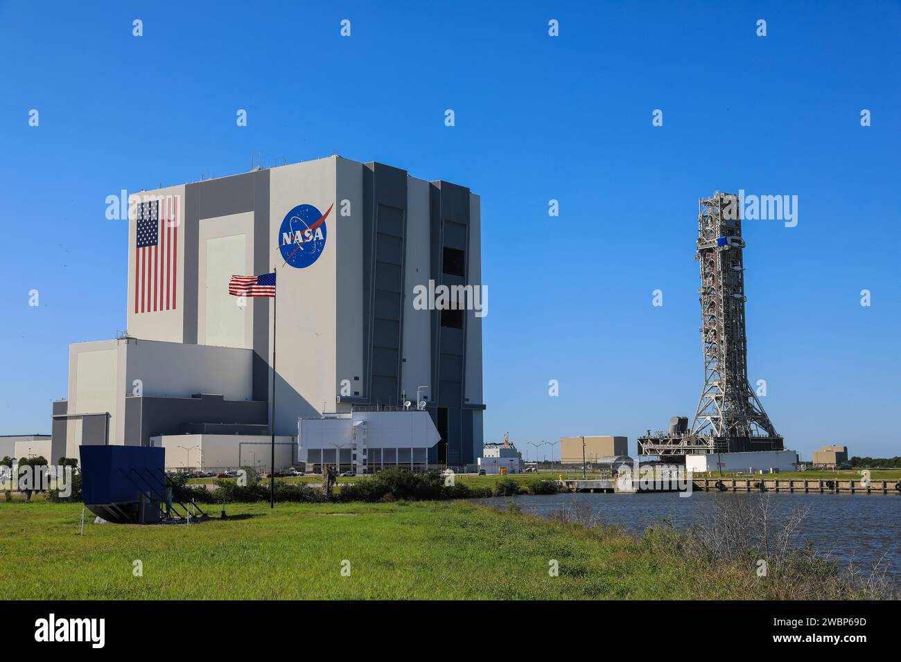 Il lanciatore mobile per la missione Artemis i, in cima al crawler-transporter 2, arriva al Vehicle Assembly Building presso il Kennedy Space Center della NASA in Florida il 30 ottobre 2020. Il lanciatore mobile alto quasi 400 metri è stato al Launch Pad 39B per 10 giorni, mentre gli ingegneri di Exploration Ground Systems e Jacobs hanno eseguito diversi compiti, tra cui un test di tempistica per convalidare la cronologia del conto alla rovescia del team di lancio, e un lavaggio completo e dall'alto verso il basso del lanciatore mobile per rimuovere eventuali residui dalla costruzione e dall'installazione dei bracci ombelicali. Artemide testerò la spaziatura di Orion Foto Stock