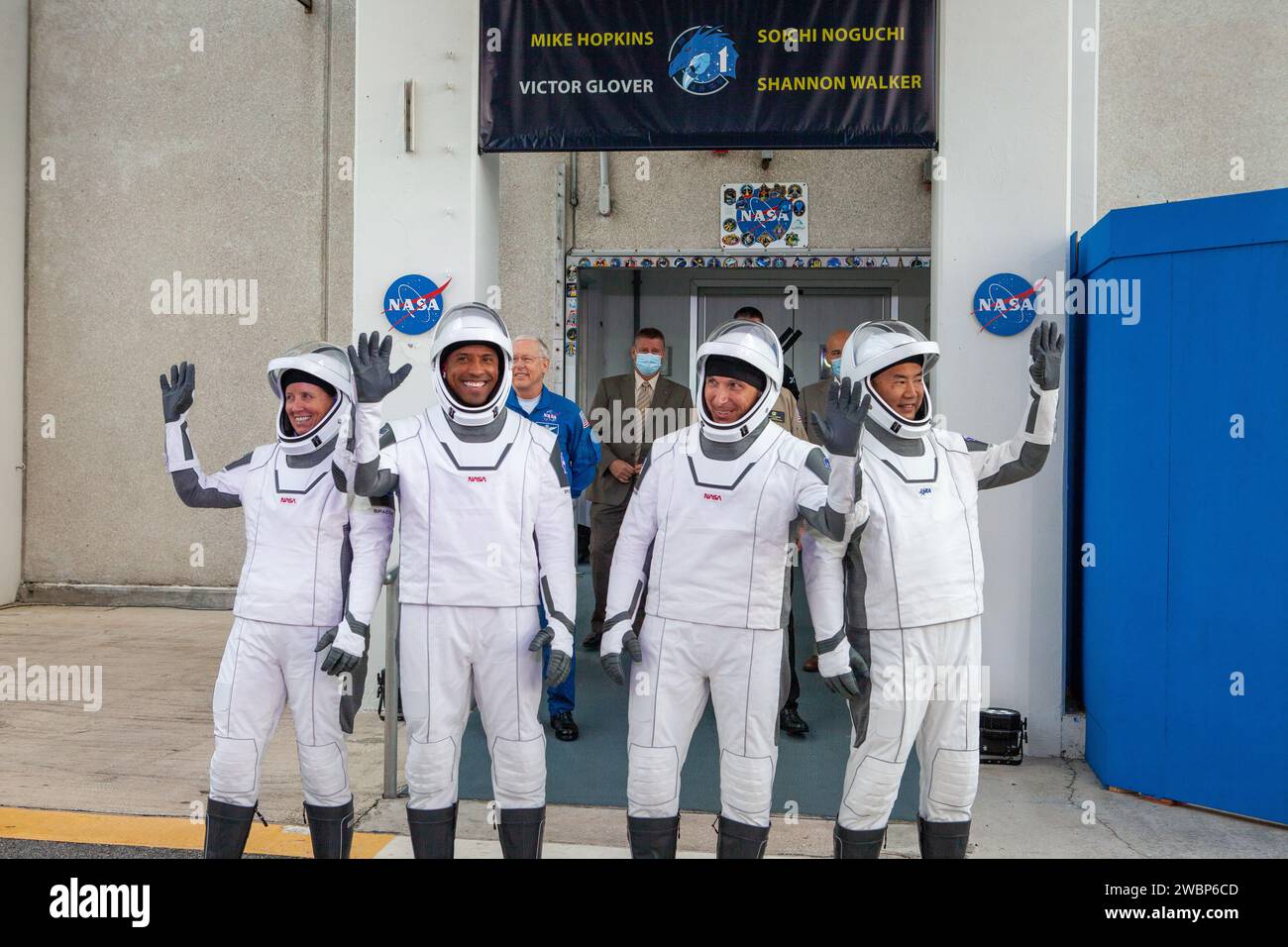 Gli astronauti Crew-1 della NASA SpaceX emergono dal Neil Armstrong Operations and Checkout Building presso il Kennedy Space Center della NASA in Florida il 15 novembre 2020 e si fermano per salutare familiari, ospiti e membri dei media. Da sinistra ci sono l'astronauta della NASA Shannon Walker, specialista di missione; Victor Glover, pilota; l'astronauta della NASA Michael Hopkins, comandante di veicoli spaziali e l'astronauta JAXA Soichi Noguchi, specialista di missione. Saliranno a bordo di due veicoli Tesla per il viaggio al Launch Complex 39A. Crew-1 è la prima missione dell'equipaggio regolare di una navicella spaziale commerciale statunitense con astronauti all'International Foto Stock