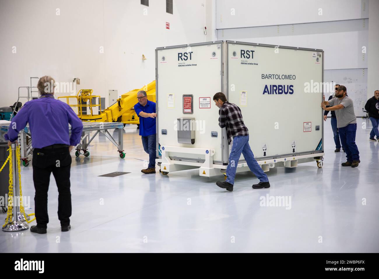 La piattaforma Bartolomeo che sarà trasportata alla stazione spaziale Internazionale a bordo della 20a missione Commercial Resupply Services (CRS-20) di SpaceX per la NASA viene spostata nel suo container di spedizione all'interno della Space Station Processing Facility nella baia alta del Kennedy Space Center dell'agenzia in Florida il 30 gennaio 2020. Bartolomeo è stato prodotto da Airbus Defence and Space. La piattaforma si aggancerà all’esterno del modulo europeo Columbus della stazione spaziale. Chiamata così per il fratello minore di Cristoforo Colombo, la piattaforma ha la capacità di ospitare carichi utili esterni in orbita terrestre bassa sulla sta Foto Stock