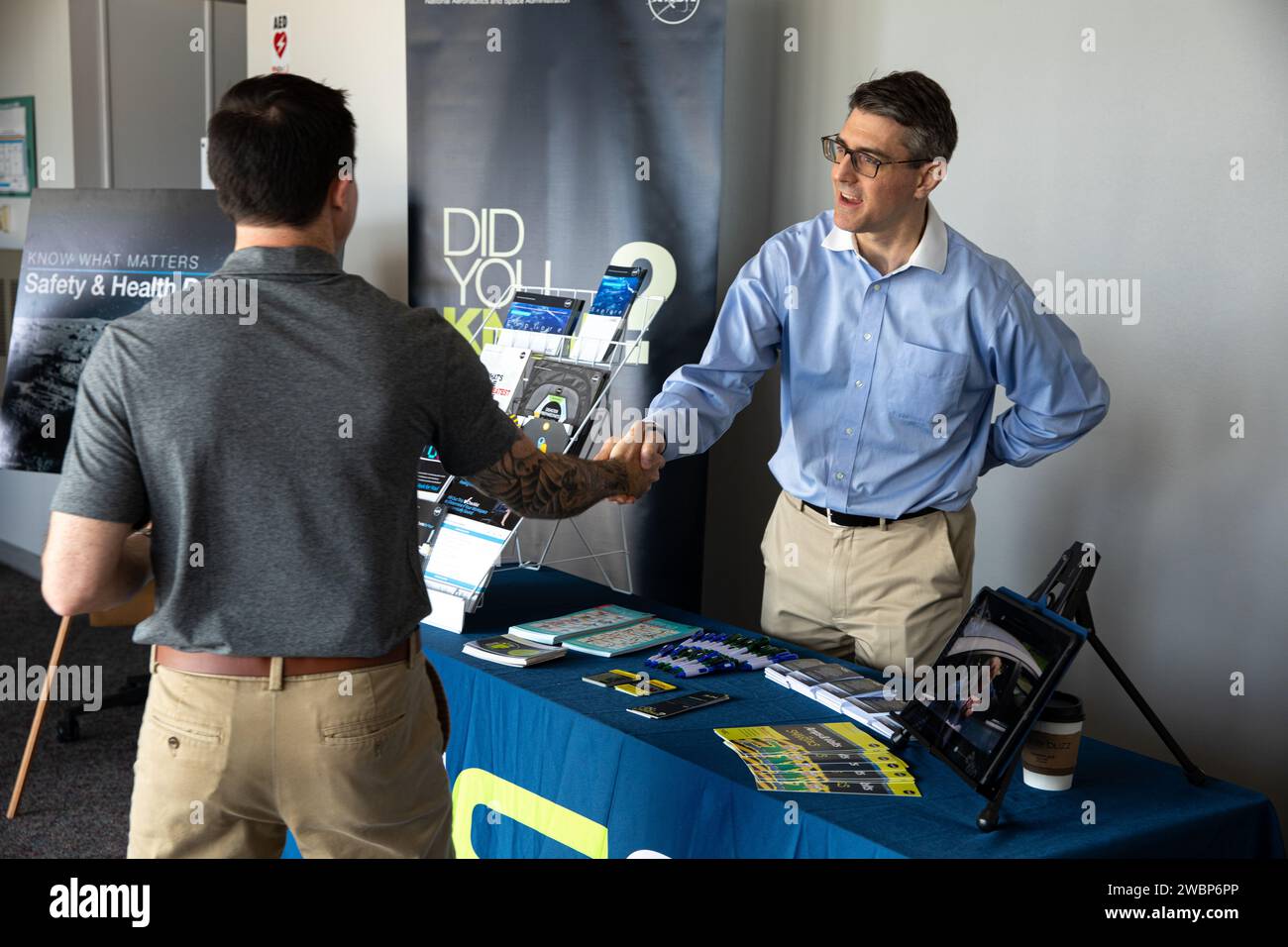 Chas Hoff del Goddard Space Flight Center della NASA ha fornito informazioni sulla sicurezza ai dipendenti del Kennedy Space Center durante le Giornate annuali per la sicurezza e la salute, dal 2 al 6 marzo 2020, offrendo presentazioni sul mantenimento di una forza lavoro sicura e sana. Foto Stock