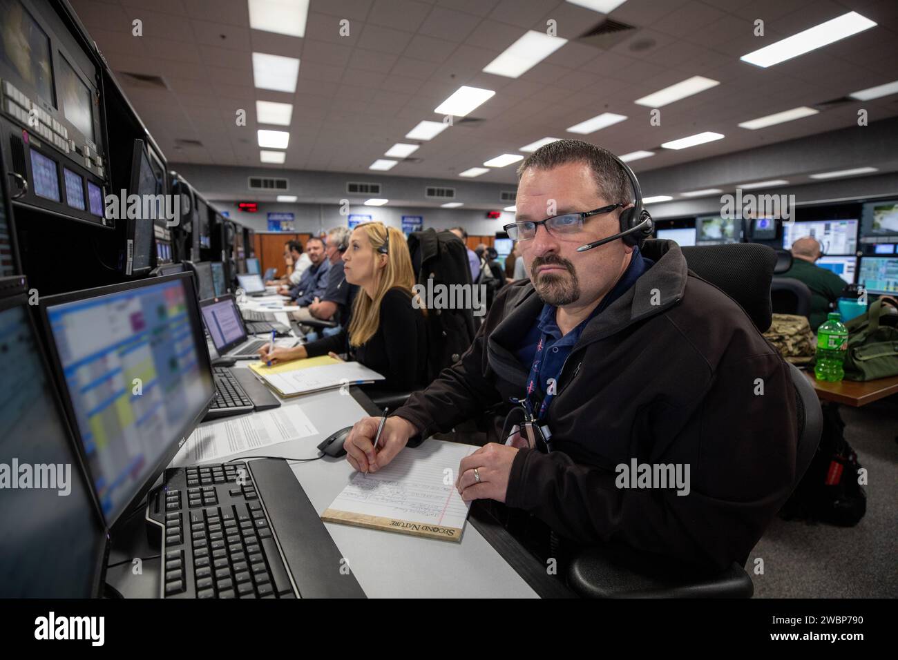 Melissa Batis e John Mills, ingegneri operativi e di progetto di test al Kennedy Space Center, Florida, partecipano a una simulazione di conto alla rovescia di lancio di Artemis i con quasi 100 ingegneri sotto il direttore del lancio Charlie Blackwell-Thompson, che praticano sfide simulate e procedure finali di conto alla rovescia per il volo di prova integrato della sonda Orion e del razzo SLS come parte del programma Artemis della NASA. Foto Stock