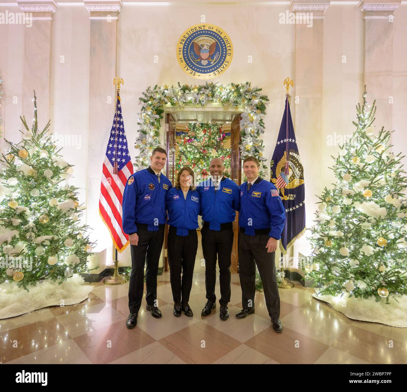 Membri dell'equipaggio di Artemis II: l'astronauta CSA (Canadian Space Agency) Jeremy Hansen, a sinistra, gli astronauti della NASA Christina Koch, Victor Glover e Reid Wiseman, a destra, posano per una fotografia di gruppo dopo i loro incontri con il presidente degli Stati Uniti Joe Biden e il vicepresidente degli Stati Uniti Kamala Harris alla Casa Bianca di Washington, giovedì 14 dicembre 2023. Durante la loro missione, l'equipaggio di Artemis II viaggerà a bordo della navicella spaziale Orion della NASA in una missione di 10 giorni intorno alla Luna, testando per la prima volta i sistemi di navicelle spaziali con gli astronauti per esplorazioni a lungo termine e scoperte scientifiche. Foto Stock