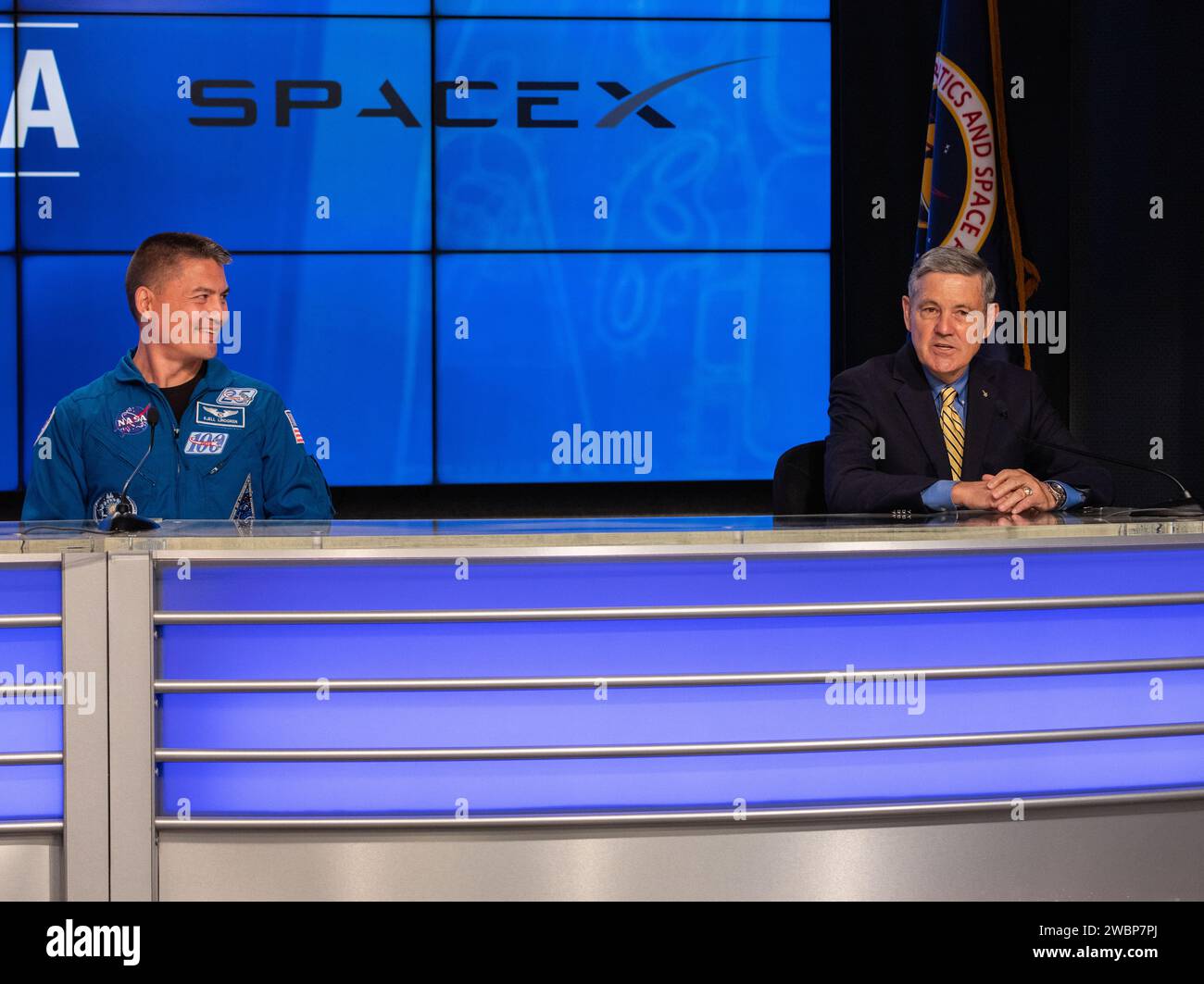 L'astronauta della NASA Kjell Lindgren (a sinistra) e il direttore del Kennedy Space Center Bob Cabana partecipano a un briefing della NASA Social Facebook Live all'interno dell'auditorium Press Site il 26 maggio 2020, a Kennedy, in vista del lancio della NASA SpaceX Demo-2, previsto per mercoledì 27 maggio. Un razzo SpaceX Falcon 9 e una navicella spaziale Crew Dragon sono programmati per decollare dal complesso di lancio 39A di Kennedy, portando gli astronauti della NASA Robert Behnken e Douglas Hurley alla stazione spaziale Internazionale. Questo segnerà il primo lancio di astronauti dal suolo statunitense alla stazione spaziale dalla conclusione dello Space Shuttle Progr Foto Stock