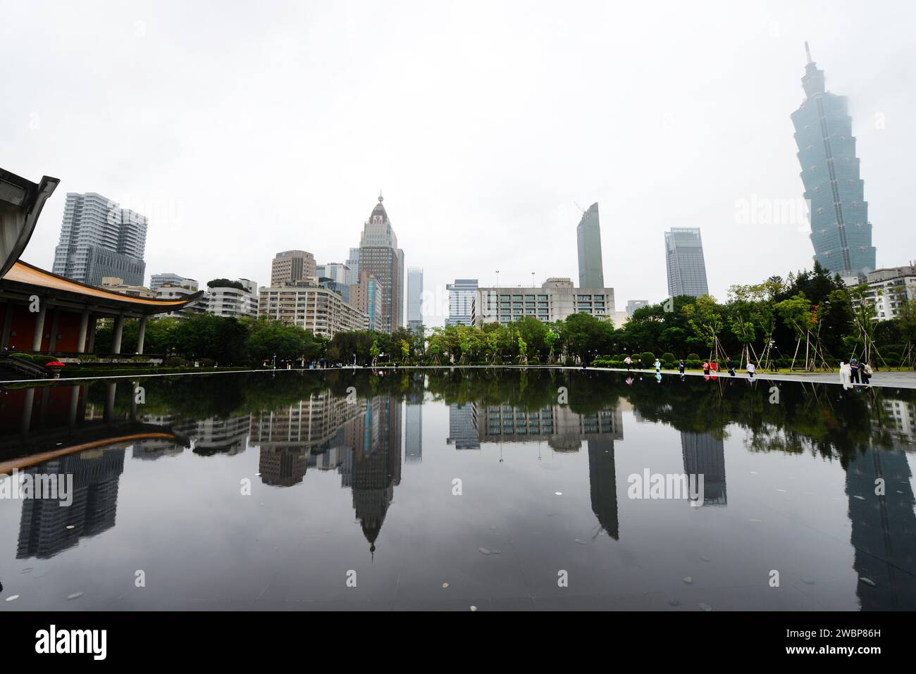 Skyline moderno nel distretto di Xinyi, Taipei, Taiwan. Foto Stock