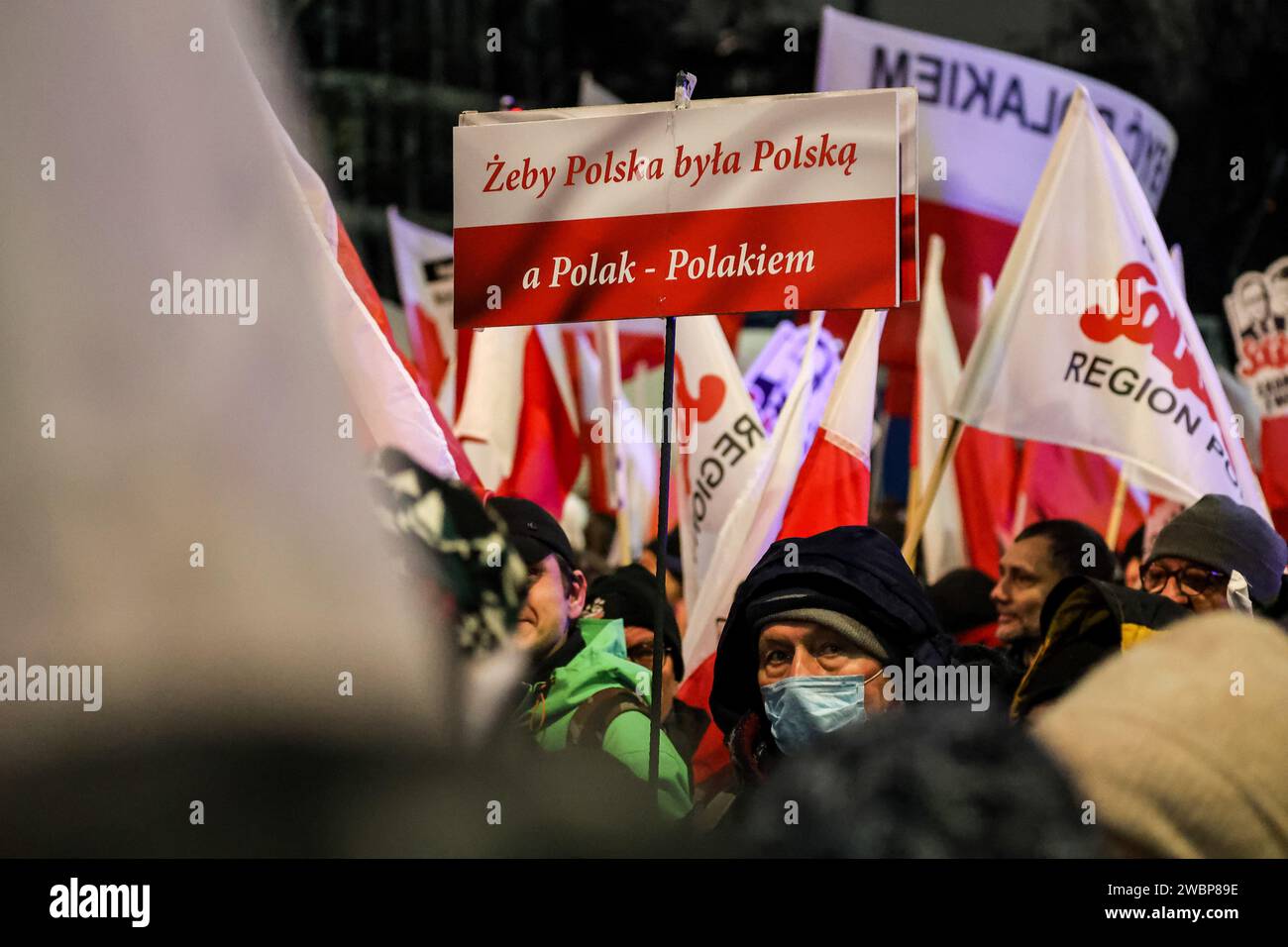 Cracovia, Polonia. 11 gennaio 2024. Il manifestante tiene un cartello durante la manifestazione. Protesta contro i cambiamenti nei media pubblici in Polonia e nella protezione della democrazia - dicono i politici del PIS. Il partito legge e giustizia governò in Polonia per 8 anni fino a quando non perse le ultime elezioni nell'ottobre 2023. Il partito diventa ora una forza di opposizione di destra contro una coalizione di governo più centrista e liberale, in cui la forza politica principale è la coalizione civica guidata da Donald Tusk, ex presidente del Consiglio dell'Unione europea e ora primo ministro della Polonia. Credito: SOPA Images Limited/Alamy Live News Foto Stock