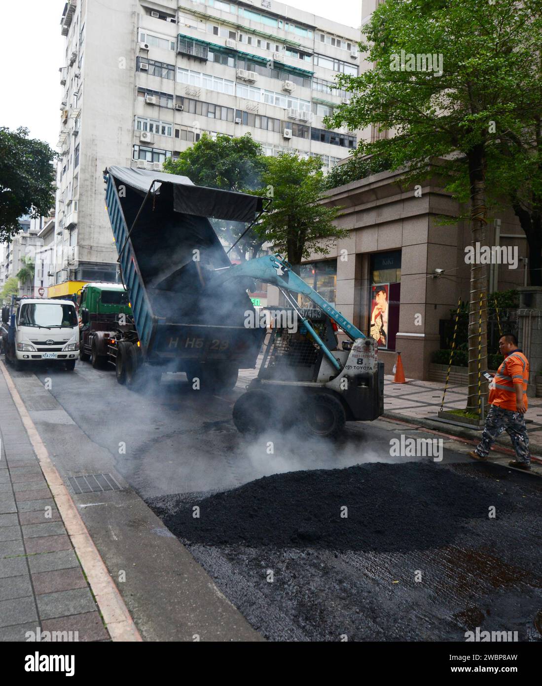 Pavimentazione stradale di una piccola strada nel quartiere di Da'an a Taipei, Taiwan. Foto Stock