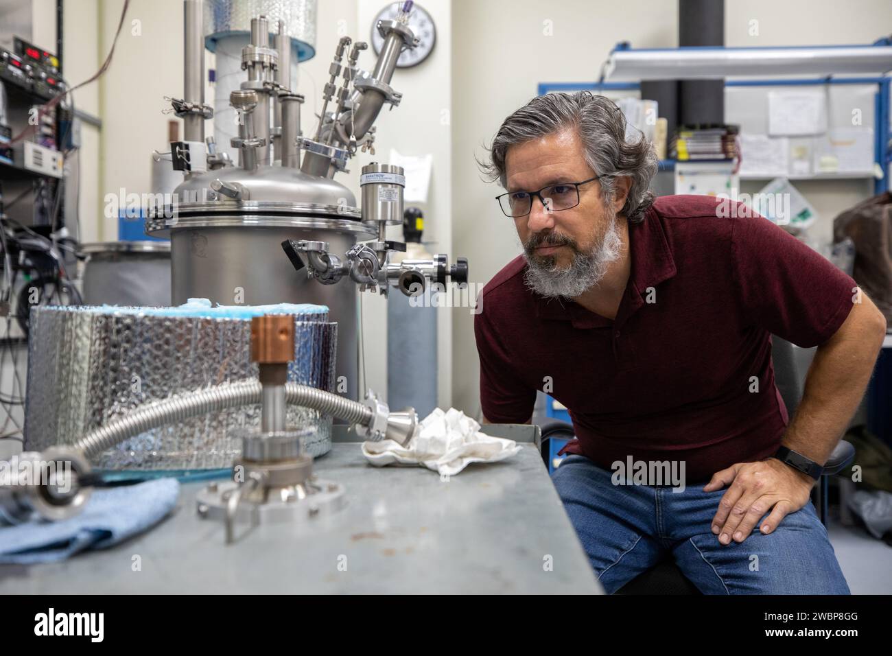 Jared Sass, ingegnere della NASA, monitora un test all'interno del Cryogenics test Laboratory presso il Kennedy Space Center della NASA in Florida il 21 ottobre 2020. Fondato nel 2000, il Cryogenics test Laboratory offre una capacità unica nel suo genere per la ricerca, lo sviluppo e l'applicazione di tecnologie trasversali per soddisfare le esigenze dell'industria e della pubblica amministrazione. Il laboratorio di test fornisce competenze criogeniche, test sperimentali, sviluppo di standard tecnici, costruzione di prototipi e soluzione pratica dei problemi per lo sviluppo tecnologico con istituti di ricerca e partner commerciali. Foto Stock