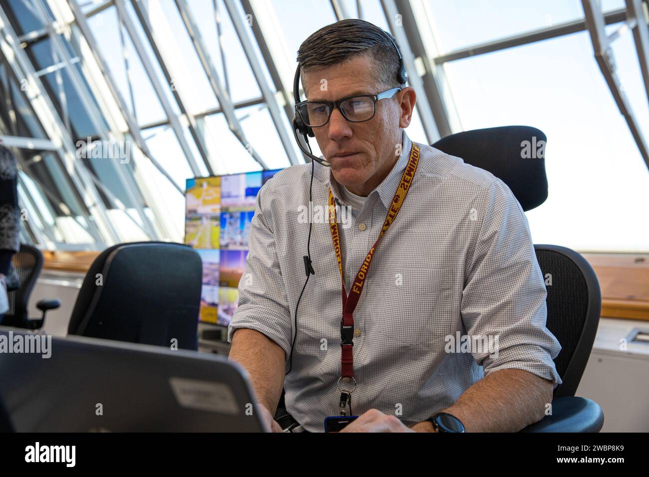 Jeremy Graeber, capo della sezione operazioni di test, lancio e recupero della NASA, che funge anche da assistente direttore del lancio, partecipa all'addestramento con conto alla rovescia di lancio di Artemis i il 3 febbraio 2020, all'interno della sala di fuoco 1 del Kennedy Space Center nel Launch Control Center. Sotto la guida del direttore di lancio Charlie Blackwell-Thompson, un team di quasi 100 ingegneri di Orion, Space Launch System (SLS) e Exploration Ground Systems della NASA si è riunito per lavorare attraverso una serie di sfide simulate, nonché una procedura di conto alla rovescia finale. Durante questi esercizi, sono state introdotte diverse questioni Foto Stock