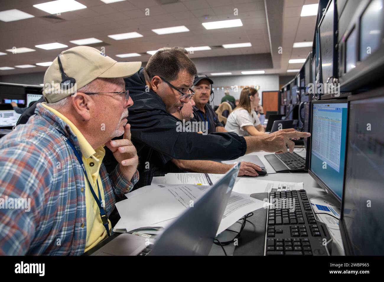 Gli ingegneri dei sistemi di controllo ambientale Joe Novitsky, Martin Schnetzer, Troy Akseraylian, e Will Booker hanno partecipato ad una simulazione del conto alla rovescia di lancio il 3 febbraio 2020 al Kennedy Space Center preparandosi per il volo Artemis i di Orion e SLS. Foto Stock